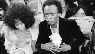 07-Betty-and-Miles-Davis-ringside-at-the-Muhammad-Ali-Joe-Frazier-title-fight-in-NYC-1971-by-Michael-Ochs-Archives-400x228-1
